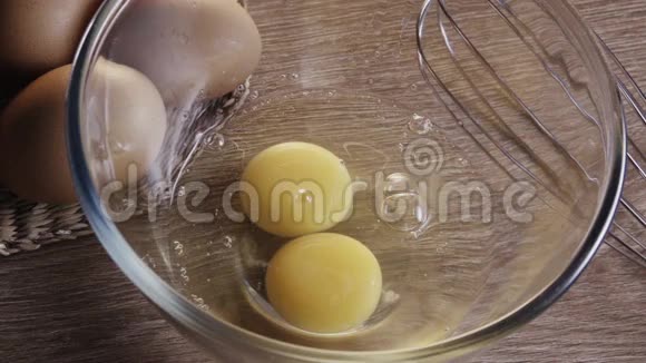在碗里放两个破鸡蛋视频的预览图