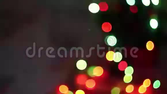 模糊的圣诞灯闪烁美丽视频的预览图