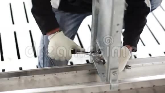 工人搭建金属结构扳手视频的预览图