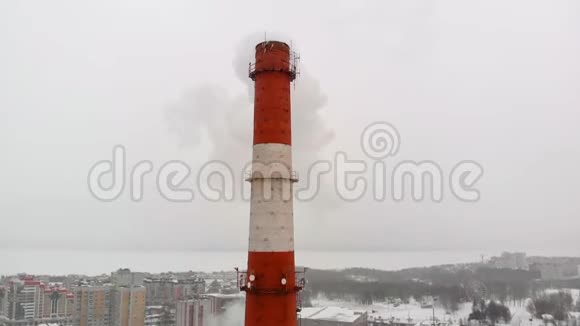烟云从城市工业部门的管道上升到天空一个城市锅炉房空中拍摄视频的预览图