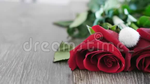 木桌上玫瑰花上的化妆刷视频的预览图