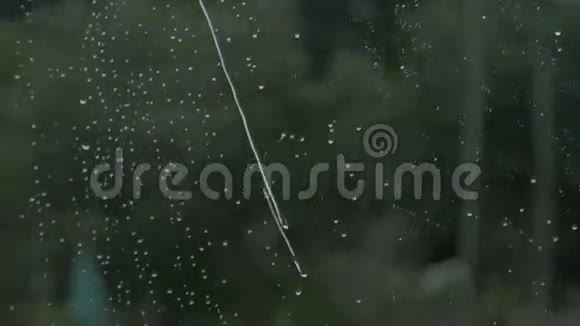 雨滴从车窗里流下来视频的预览图