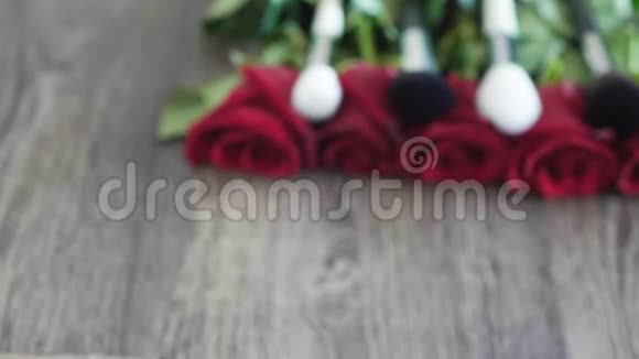 木桌上玫瑰花上的化妆刷视频的预览图