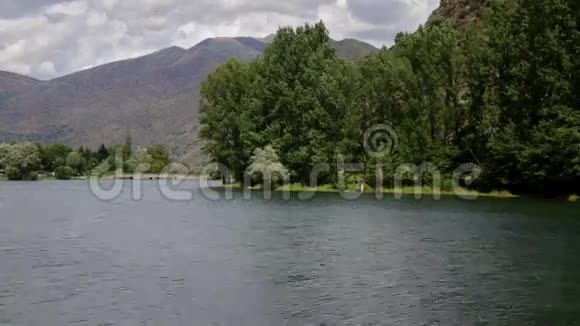 树木和水面的河景时间流逝视频的预览图
