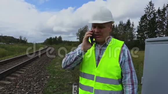 铁路员工在智能手机上交谈视频的预览图
