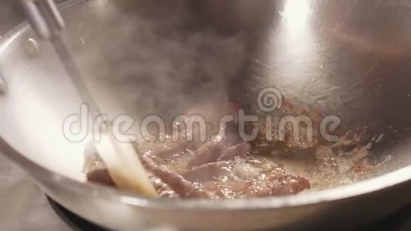 炒锅中厨师烧肉的特写肉用黄油煮慢动作视频的预览图