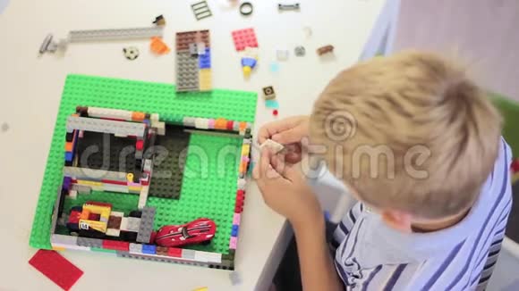 儿童玩建筑玩具套装视频的预览图