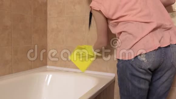 女人在浴室里擦瓷砖视频的预览图