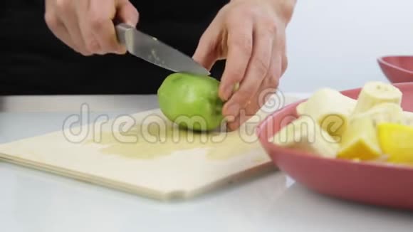 女人在厨房的木板上切奇异果视频的预览图