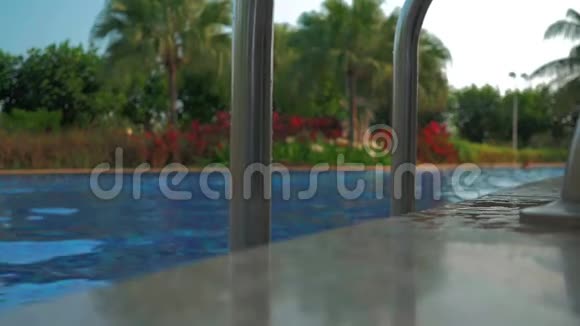 一个漂亮的女孩走进游泳池夏日的阳光视频的预览图