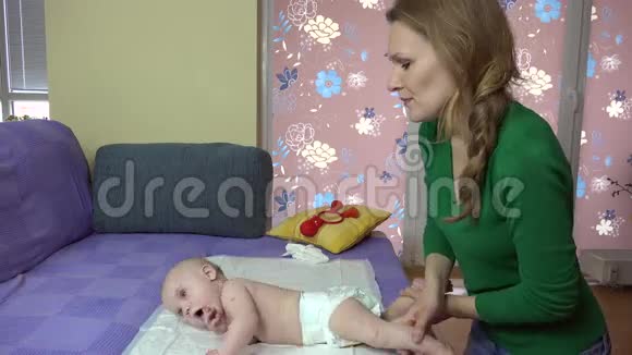 按摩师在沙发上按摩小婴儿婴儿护理视频的预览图