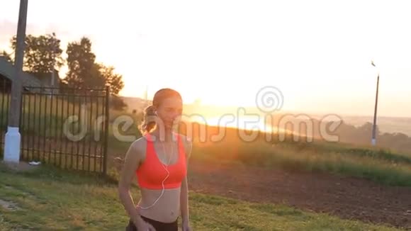 做女人跑步者在阳光明媚的光线下慢跑视频的预览图