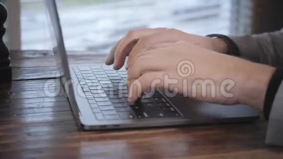 键盘打字聊天年轻人写博客成功人士舒适咖啡馆的商人视频的预览图