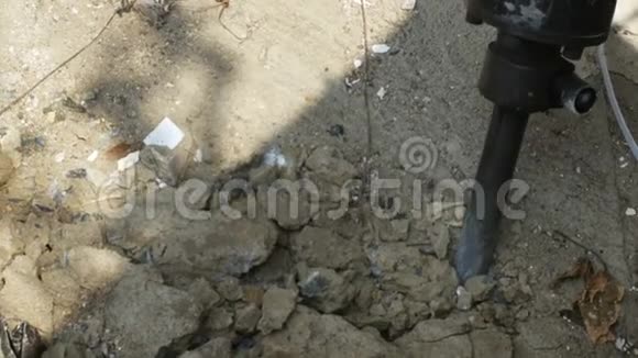 工人使用拆卸锤打破水泥地面视频的预览图