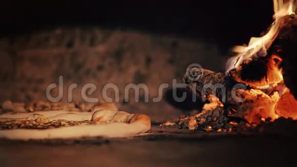 烤箱里烤披萨视频的预览图