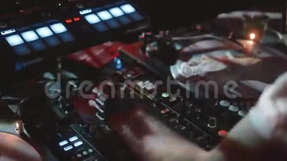 DJ手里拿着在夜总会擦破的设备露天的磁盘骑师视频的预览图