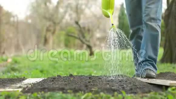 给刚准备好的花园浇水视频的预览图