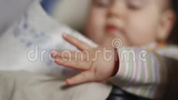婴儿玩拿破皮手视频的预览图