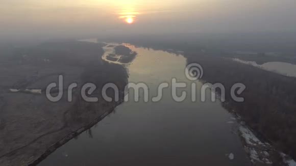 乌克兰蜿蜒河流上方日出的鸟瞰图视频的预览图