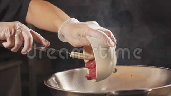 炒锅中厨师烧肉的特写肉用黄油煮慢动作视频的预览图