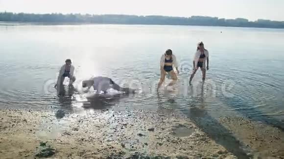 四个女孩在海滩附近的水上跳舞表演视频的预览图