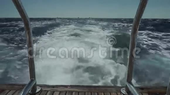 一幅海中船迹的图片视频的预览图