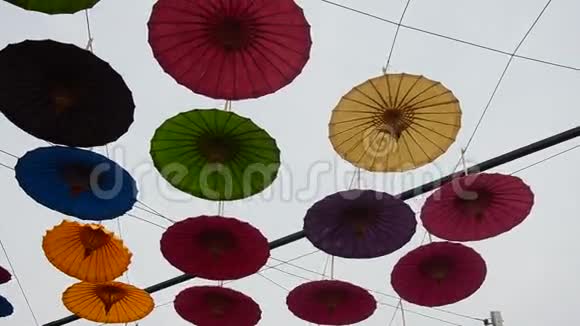 在户外活动五颜六色的雨伞视频的预览图