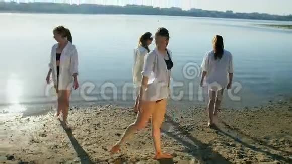 四个女孩在海滩附近的水上跳舞表演视频的预览图