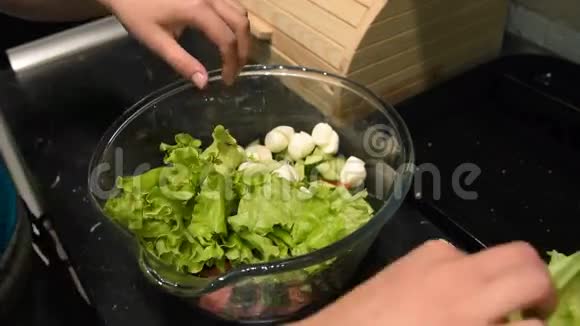 用生菜做蔬菜沙拉视频的预览图