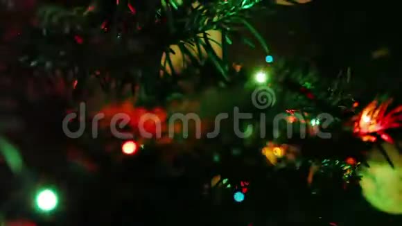 闪烁背景下的新年红球视频的预览图