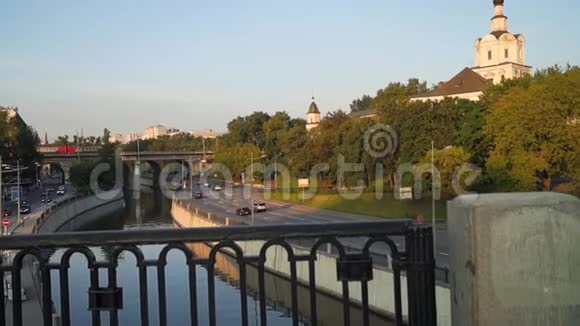 莫斯科安德罗尼科夫修道院尤扎河及其码头的巷道视频的预览图