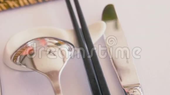 桌上有勺子餐刀和中国筷子视频的预览图