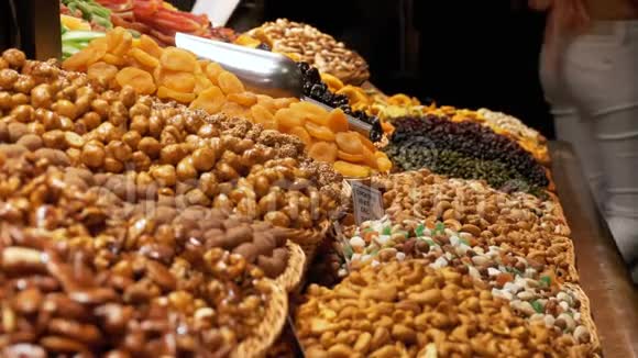 在拉博奎利亚的一个市场上出售干果和坚果的大型柜台巴塞罗那西班牙视频的预览图