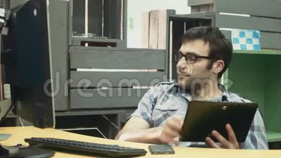 工作场所使用平板电脑和电脑的成年工人视频的预览图