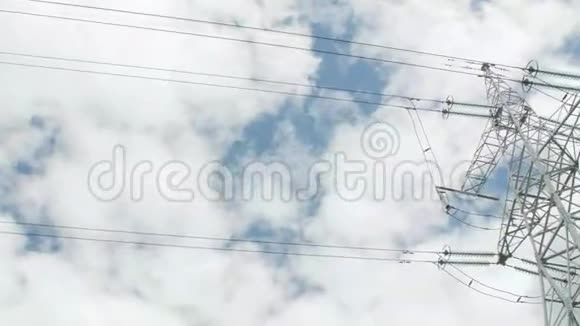 具有多云天空背景的高压塔视频的预览图
