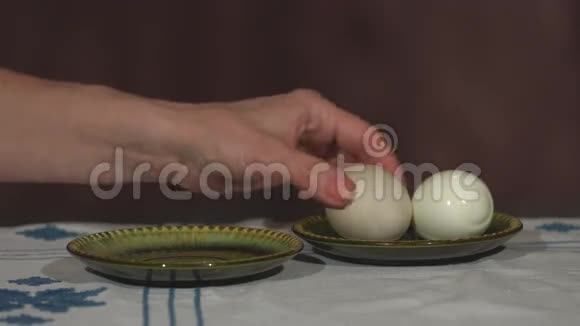 净化煮鸡蛋从它的外壳视频的预览图