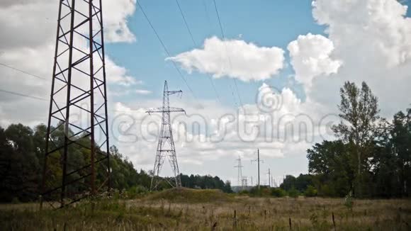 夏季在农村的一个地区电力线路和高压塔的宽镜头延时视频的预览图