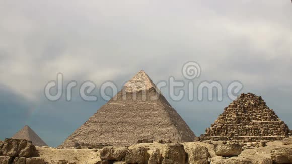 时光流逝金字塔和云层开罗埃及视频的预览图