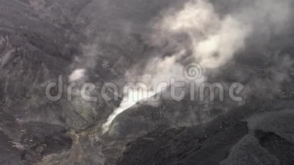 TangkubanParahu火山口的硫酸富马洛尔视频的预览图