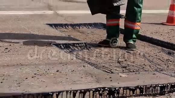 工人操作沥青修补工程视频的预览图