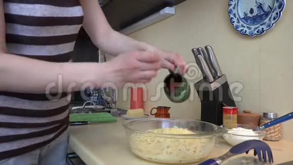 女性手把红酱放在意大利面上4K视频的预览图