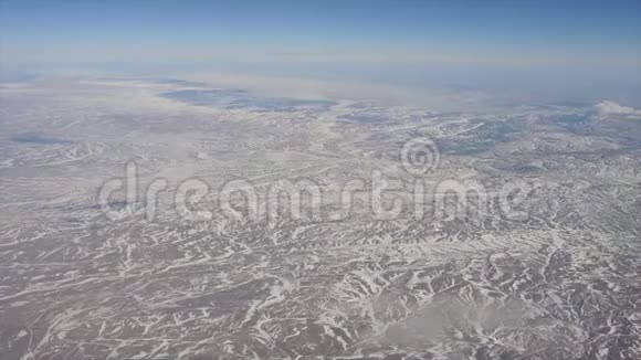 冬季飞越北美从飞机的窗户看风景视频的预览图