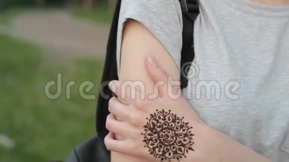 一个年轻的白种人女孩的手有花梅尼纹身视频的预览图