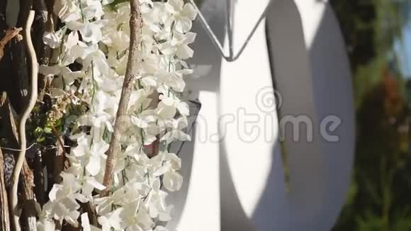 用鲜花装饰的婚礼拱门近点视频的预览图