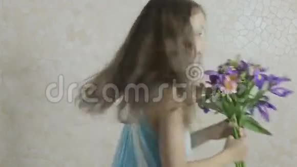 美丽的女孩喜欢捐赠的花束和漩涡视频的预览图