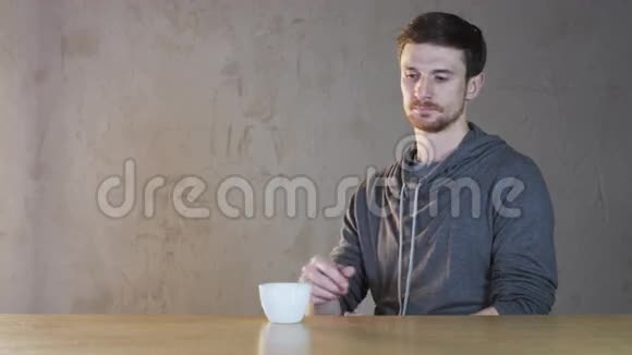 年轻人喝白杯茶视频的预览图
