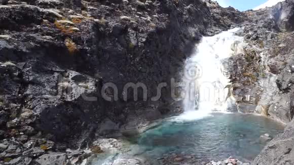 美丽的瀑布新西兰鲁阿皮虎山视频的预览图