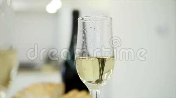 年轻夫妇用香槟浪漫晚餐浪漫的概念快关门选择性聚焦视频的预览图