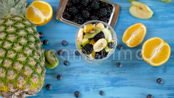 新鲜健康的夏季塑料杯水果沙拉饮食视频的预览图