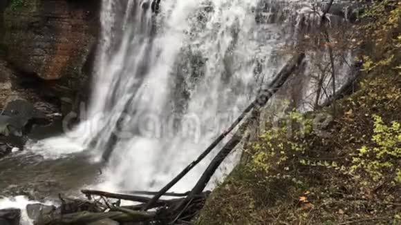 俄亥俄州北部布兰迪温瀑布的级联视频的预览图